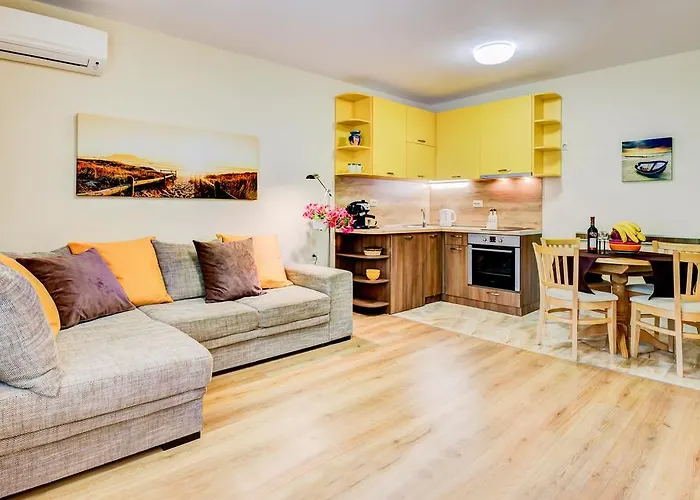 Sea Garden Apartment *